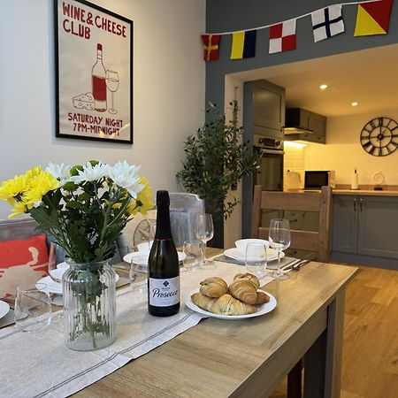 カウズ Driftwood House - Luxury Dog-Friendly Townhouse In Cowes, Steps From Marinaヴィラ エクステリア 写真