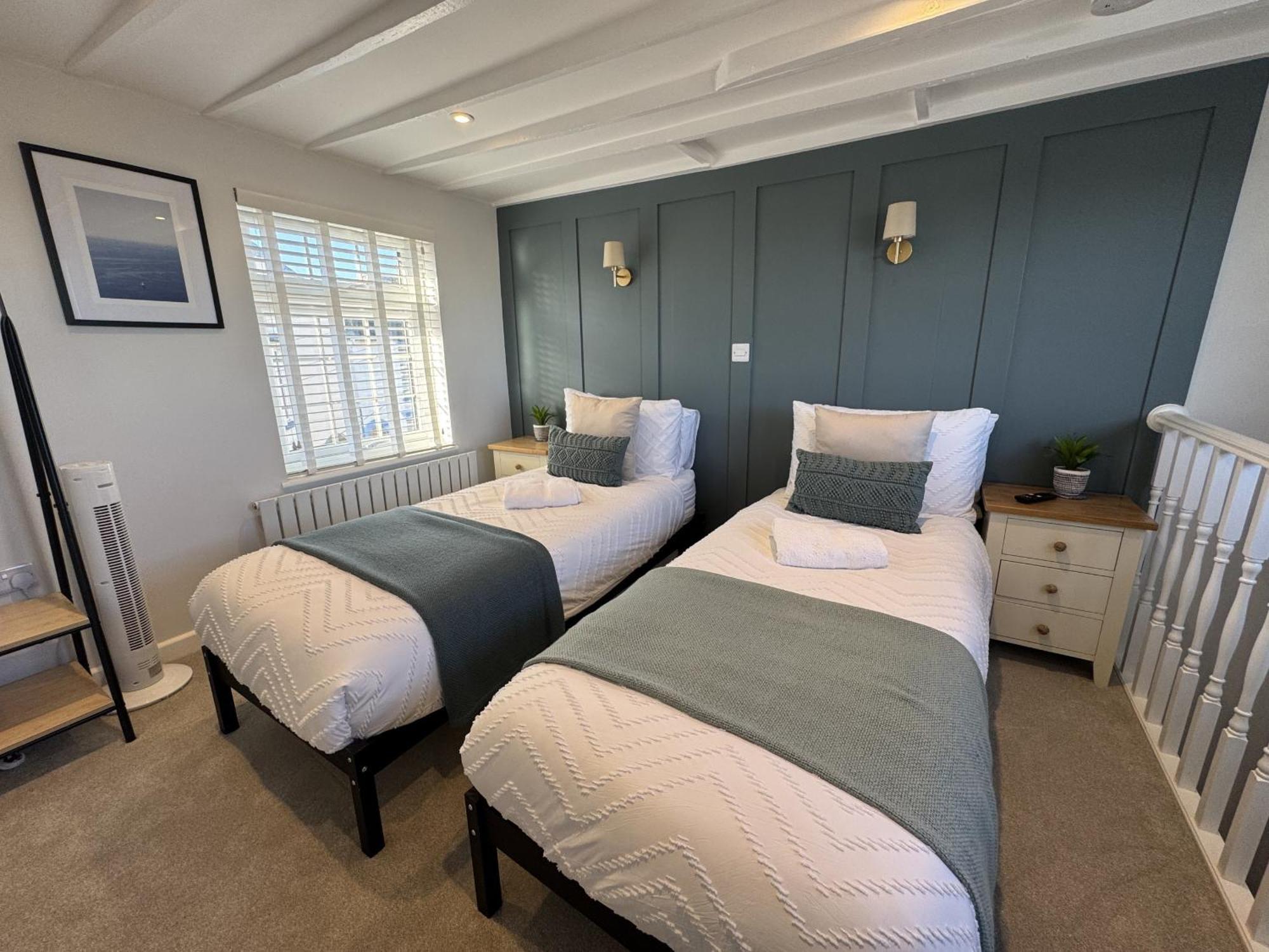 カウズ Driftwood House - Luxury Dog-Friendly Townhouse In Cowes, Steps From Marinaヴィラ エクステリア 写真