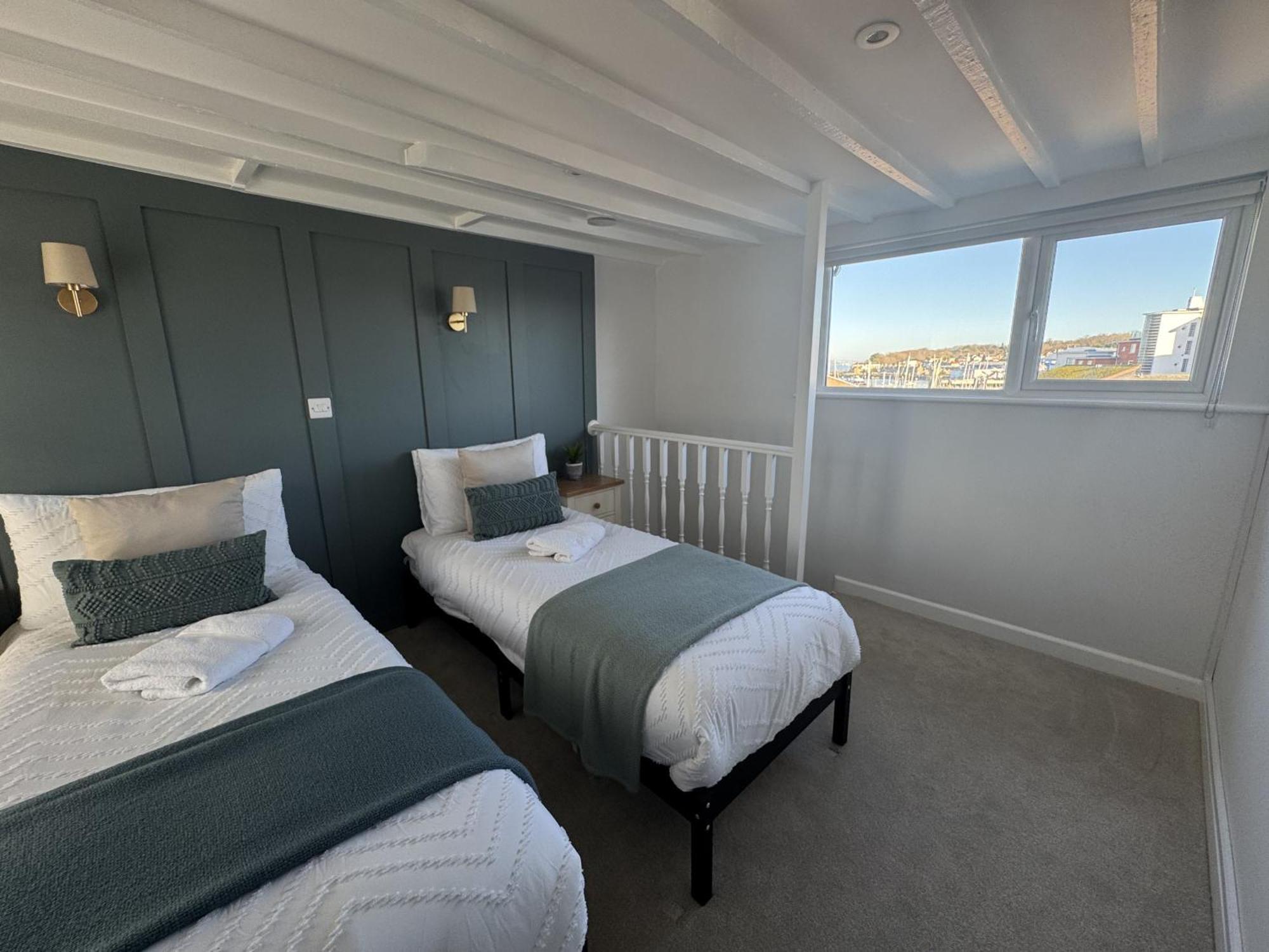 カウズ Driftwood House - Luxury Dog-Friendly Townhouse In Cowes, Steps From Marinaヴィラ エクステリア 写真